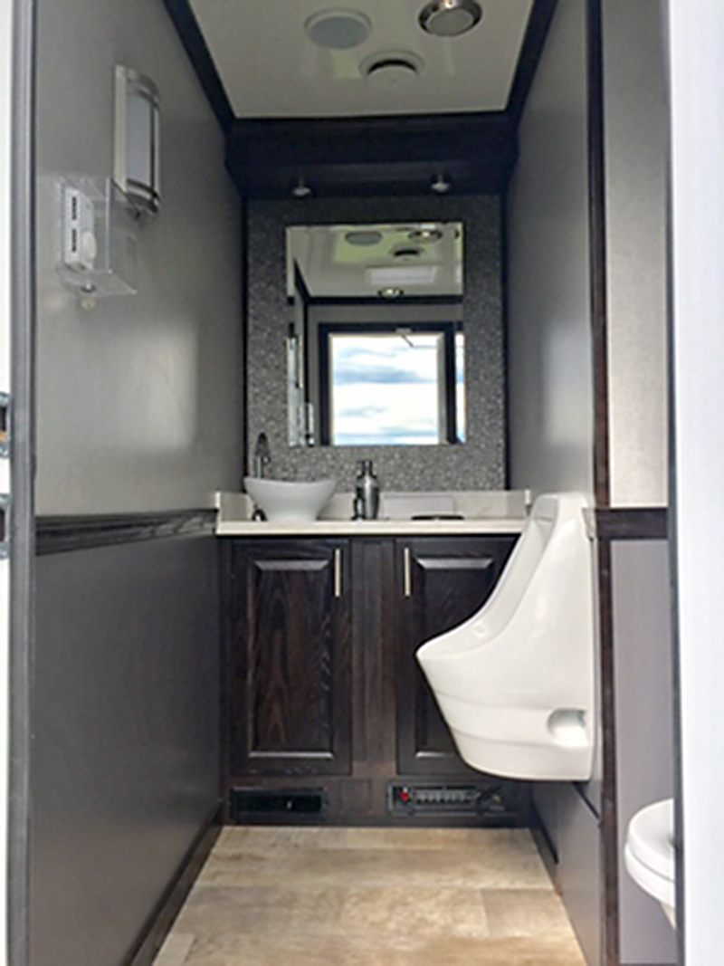 3-Station
Luxury Restroom Trailer